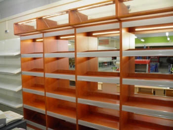 regál pro techniku s antivibrační vložkami